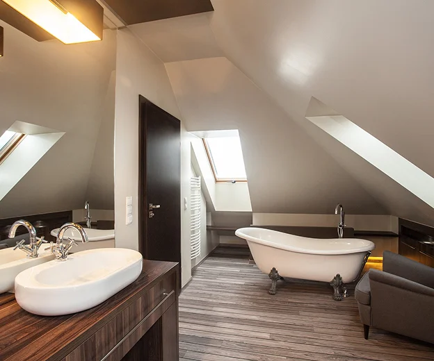 Salle de bain sous les combles avec lavabos, baignoire sur pieds, miroir et fenêtre de toit à Saint-Pathus près de Meaux en Seine-et-Marne 77