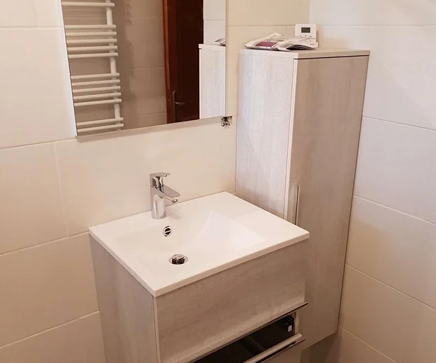 Salle de bain moderne avec lavabo, miroir, et armoire de rangement à Saint-Pathus près de Meaux en Seine-et-Marne 77